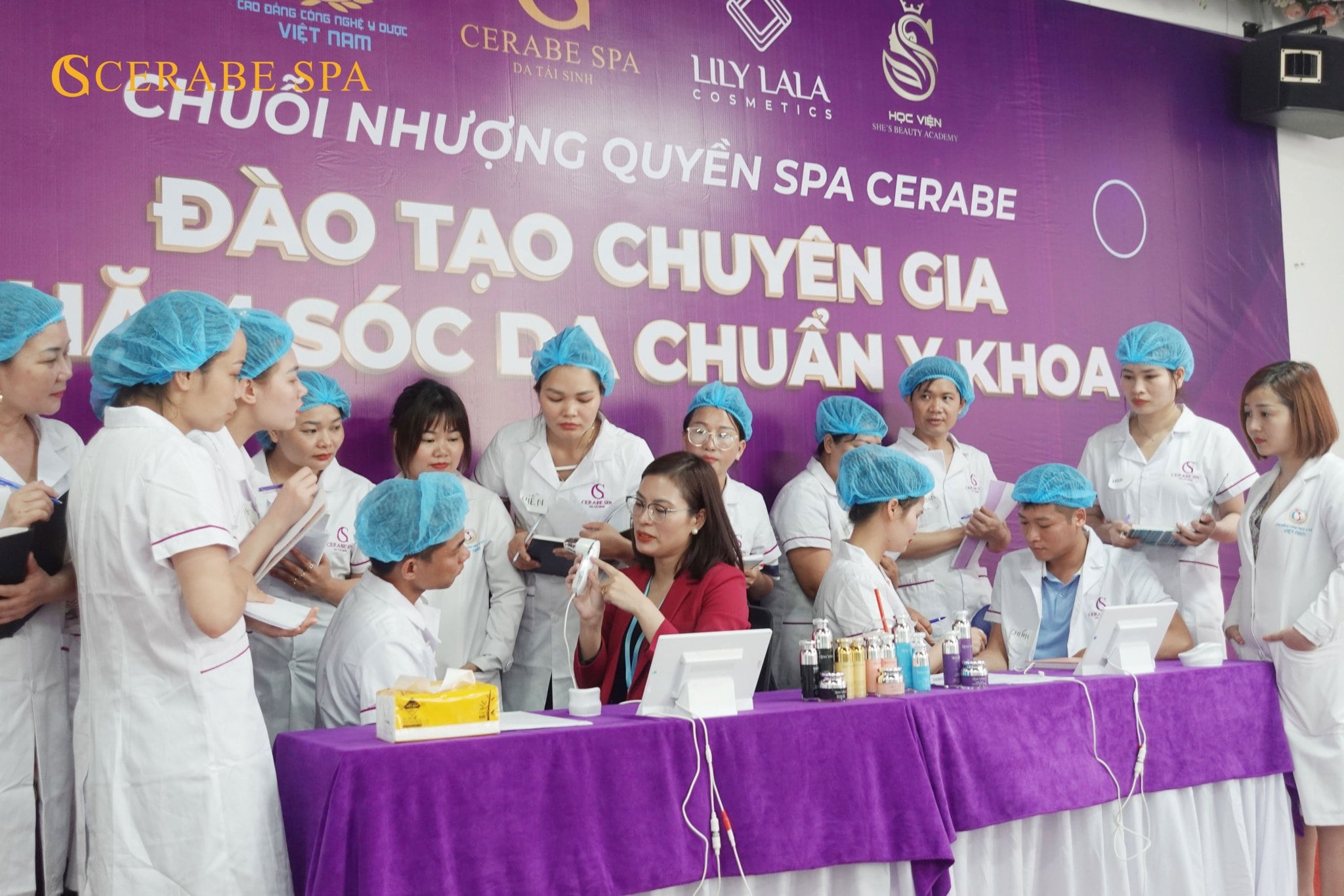 Giảng viên hướng dẫn các chuyên gia soi da