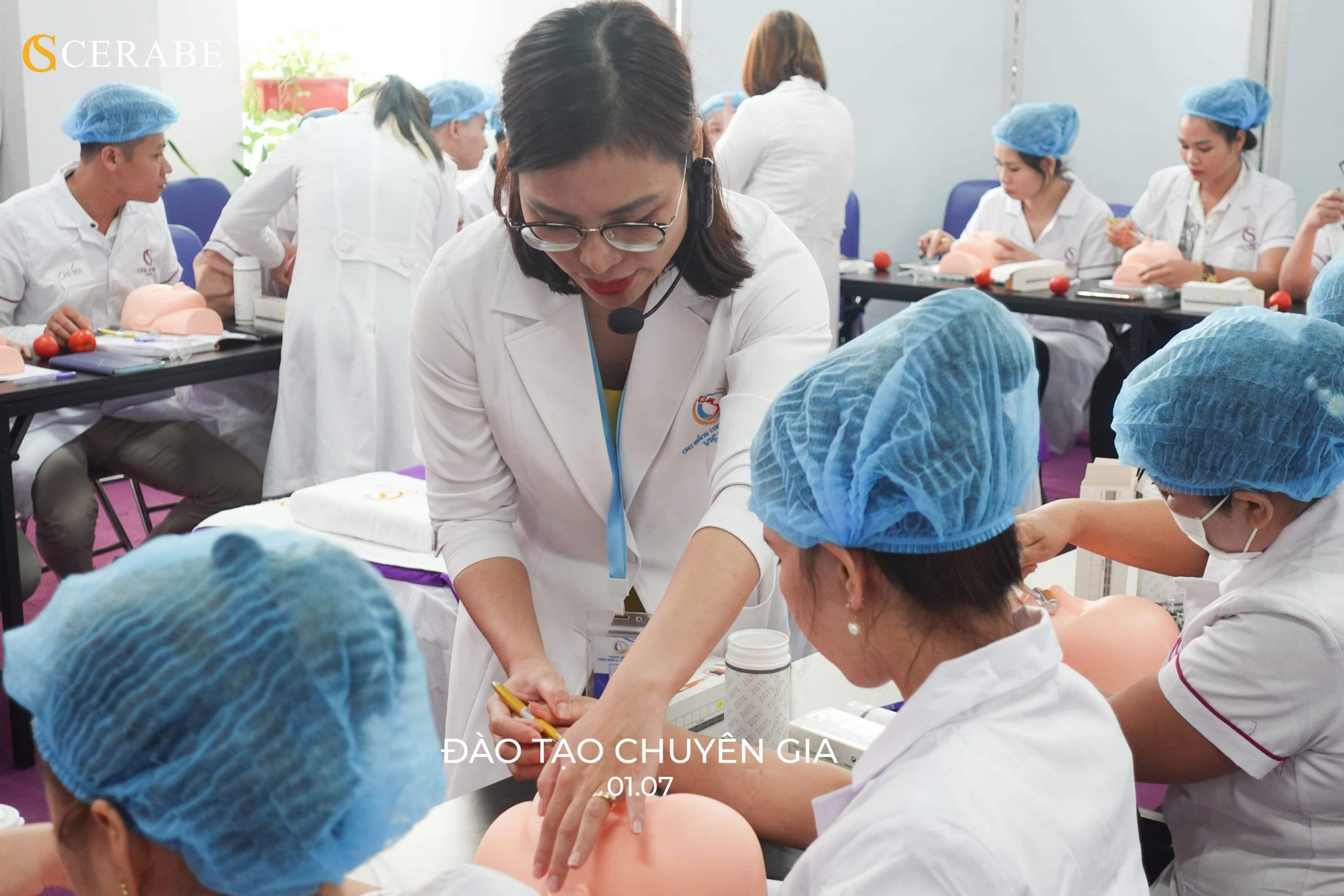 Giảng viên Nguyễn Bình và trợ giảng hướng dẫn các chuyên gia lăn kim trên manocanh