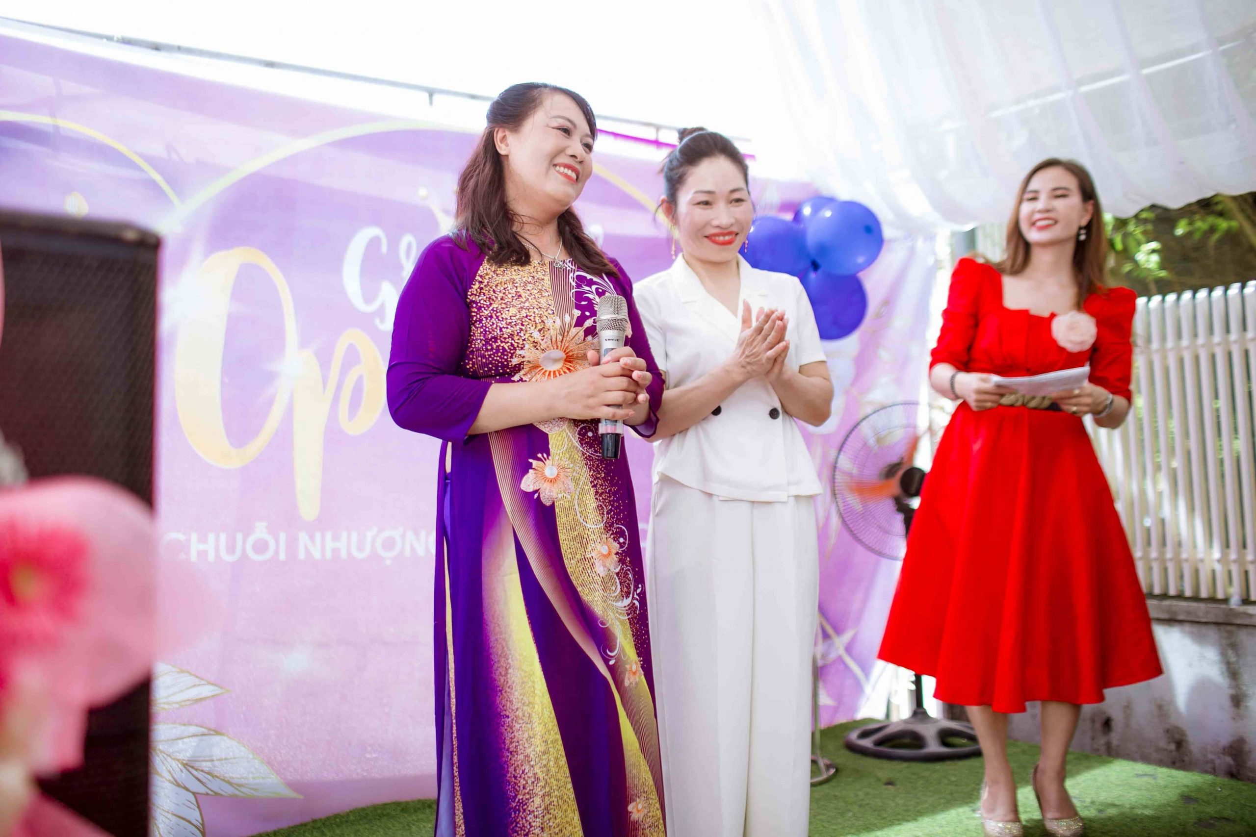 Tân giám đốc Nguyễn Thị Công phát biểu trong buổi lễ khai trương cám ơn tổng giám đốc Đặng Thị Bắc và toàn bộ công ty, chuỗi nhượng quyền thương hiệu Spa Cerabe