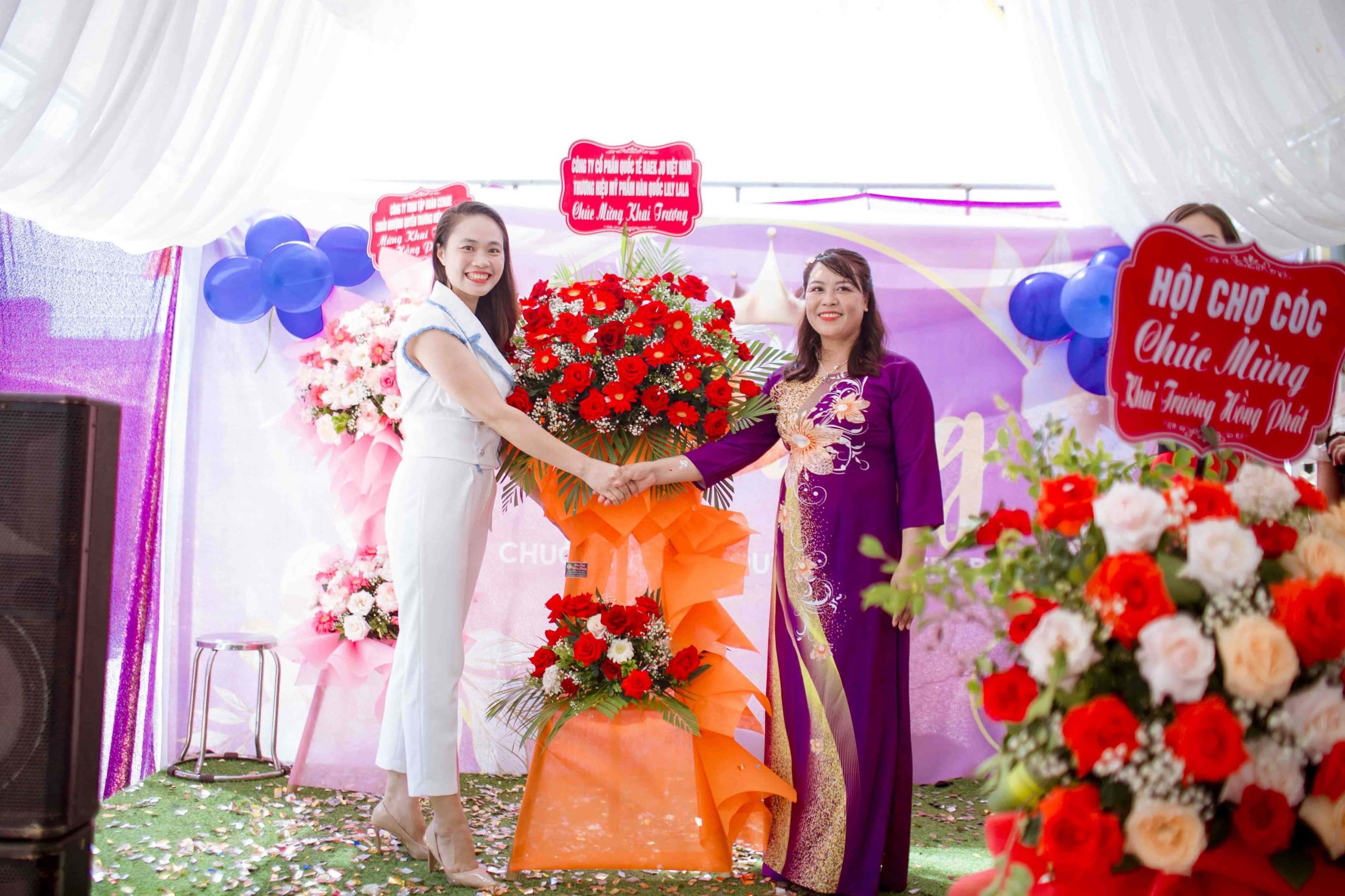 Rất nhiều lãng hoa với câu chúc được gửi đến tân chủ spa Cerabe 81 Nguyễn Thị Công