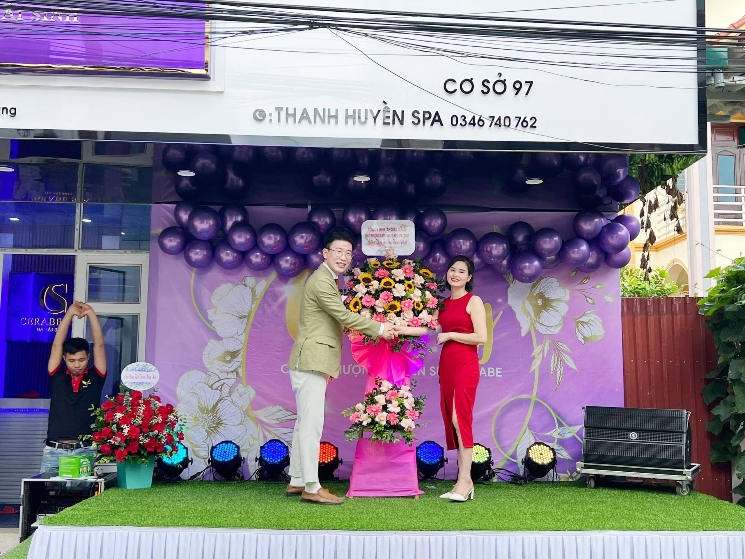 Giám đốc Shin Jong Ho gửi tặng tân giám đốc lãng hoa chúc khai trương hồng phát