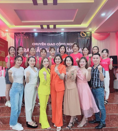 Đội nhóm Cerabe và Lily Lala tại tỉnh hà Giang chụp ảnh cùng Phó chủ tịch Đặng Phương Thảo