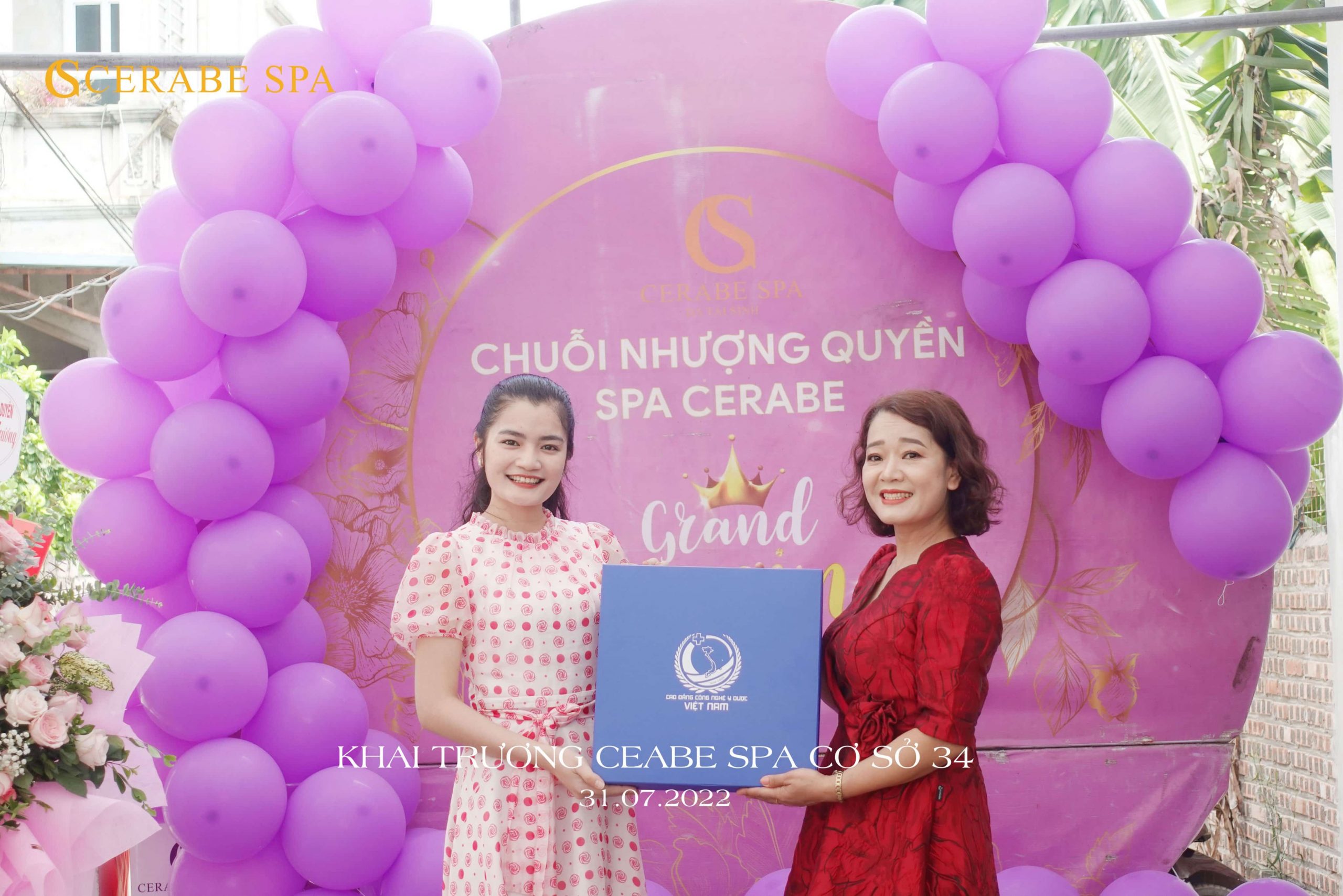Giảng viên Nguyễn Bình gửi quà chúc chuyên gia Lan Anh khai trương hồng phát