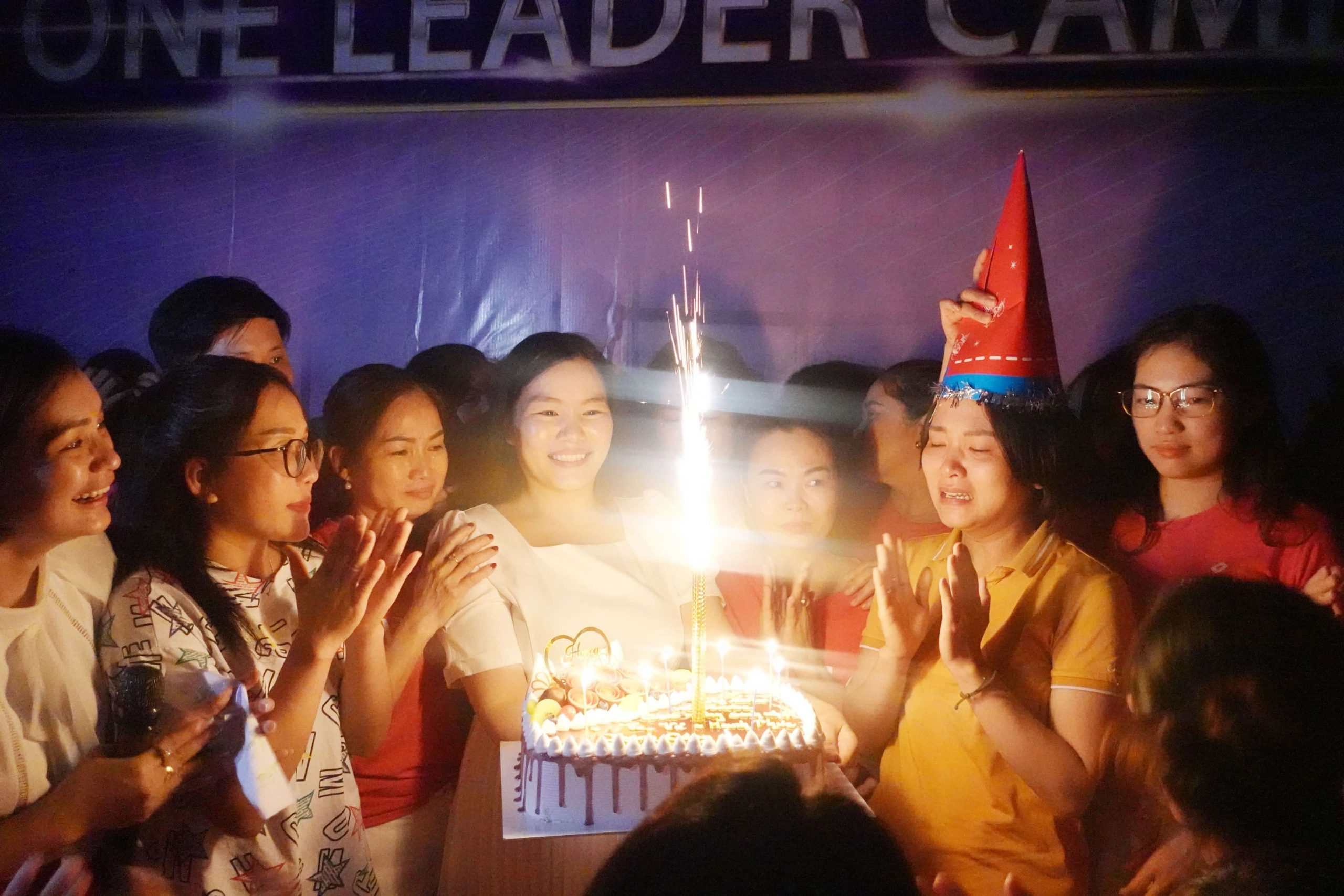 Cerabe - Lily Lala chúc mừng sinh nhật phó chủ tịch Đặng Phương Thảo và 8 thành viên trong khóa đào tạo One Leader Camp