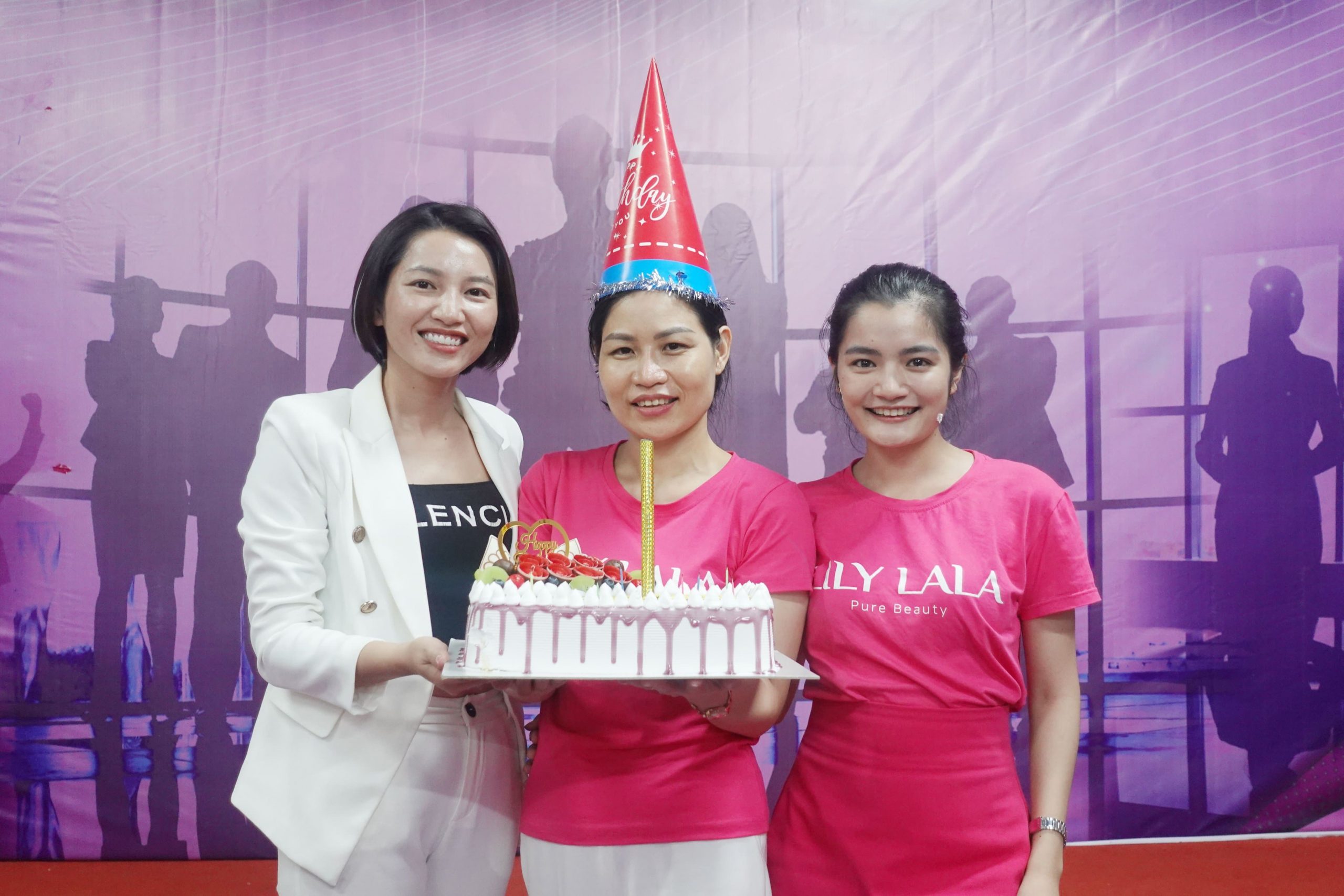 Chúc mừng sinh nhật chủ Spa Cerabe - đại lý kinh doanh Mỹ phẩm Hàn Quốc cao cấp Lily Lala Hà Thị Cửu trong khóa đào tạo One Leader Camp