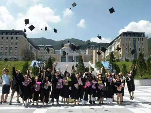 Đặng Thị Bắc tốt nghiệp đại học ngoại ngũ Busan và nhận bằng thạc sĩ