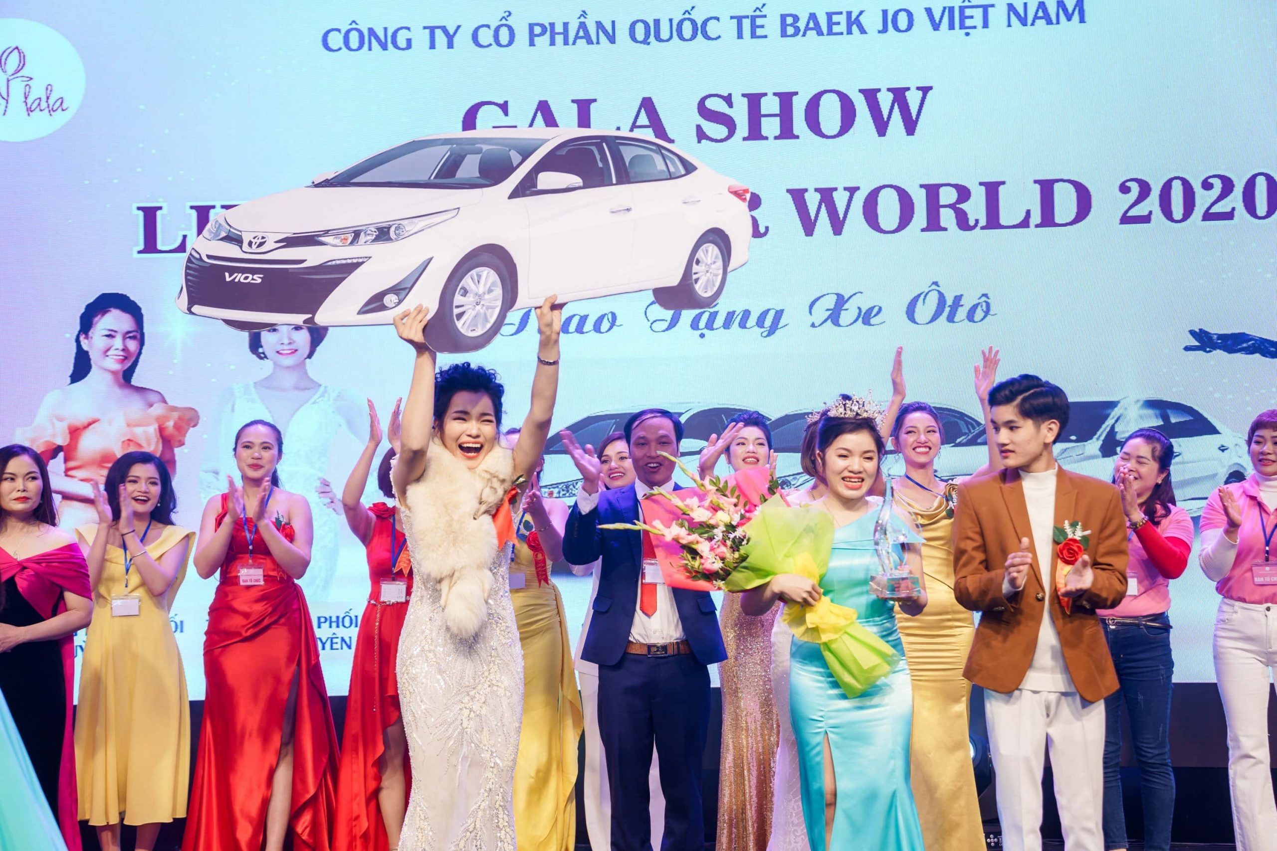 Chủ tịch Đặng Thị Bắc trao giải thưởng xe ô tô cho đại lý xuất sắc của năm 2020