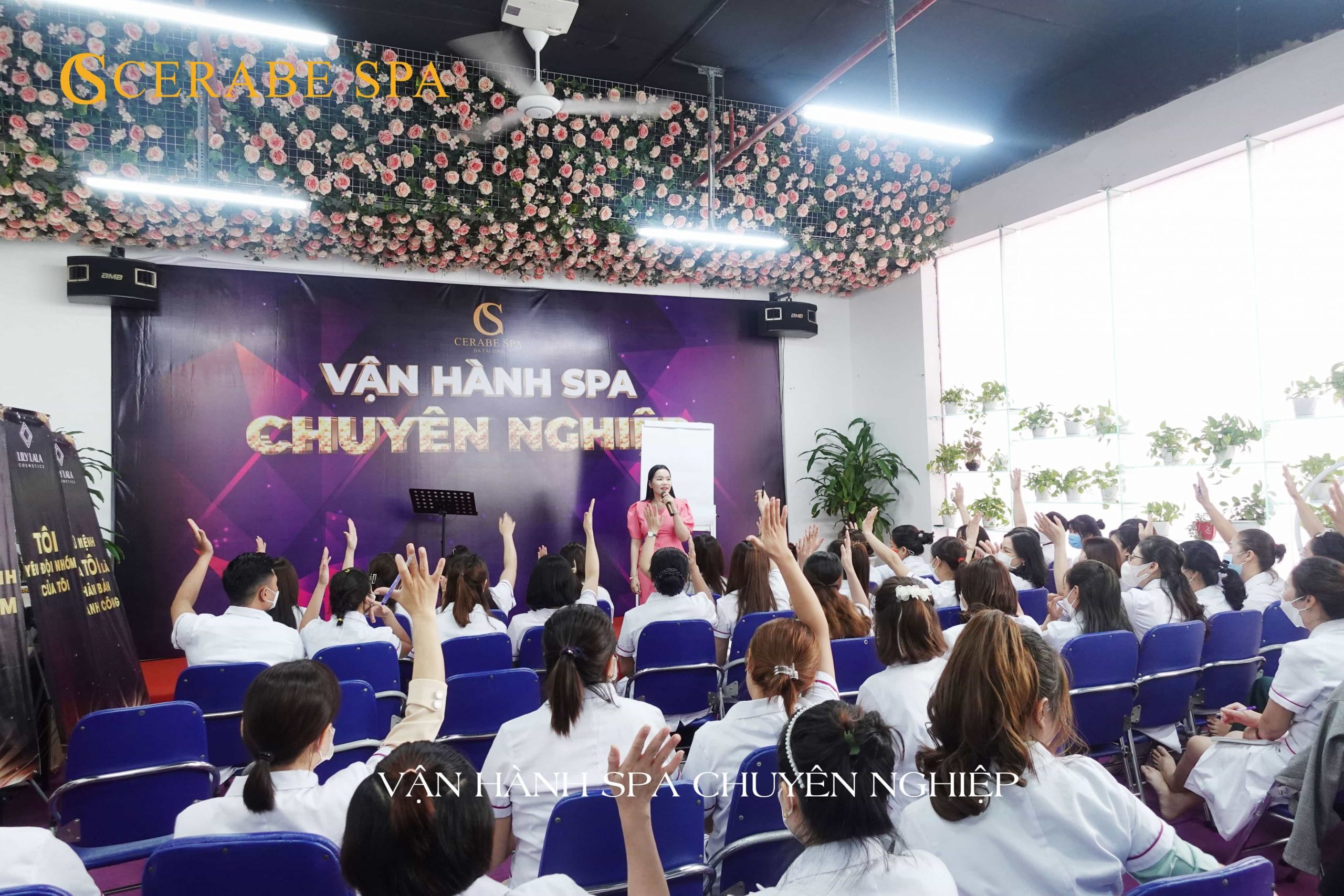 Các chủ spa, đại sứ giơ tay phát biểu tar lời câu hỏi của tổng giám đốc Đặng Thị Bắc