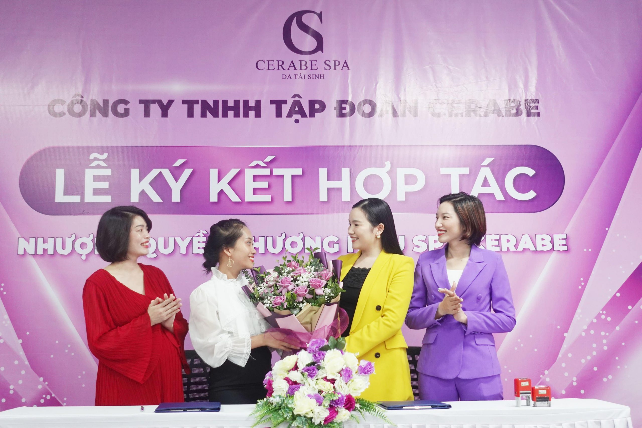 Tổng giám đốc Đặng Thị Bắc chúc mừng tân giám đốc Spa Cerabe Nguyễn Thị Thêm