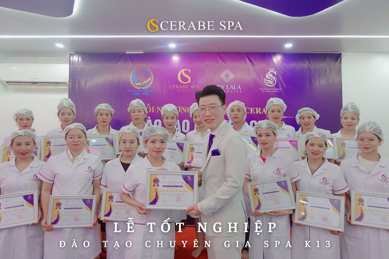 Giám đốc chiến lược Shin Jong Ho chúc mừng chuyên gia Spa Cerabe đã hoàn thành xuất sắc khóa học