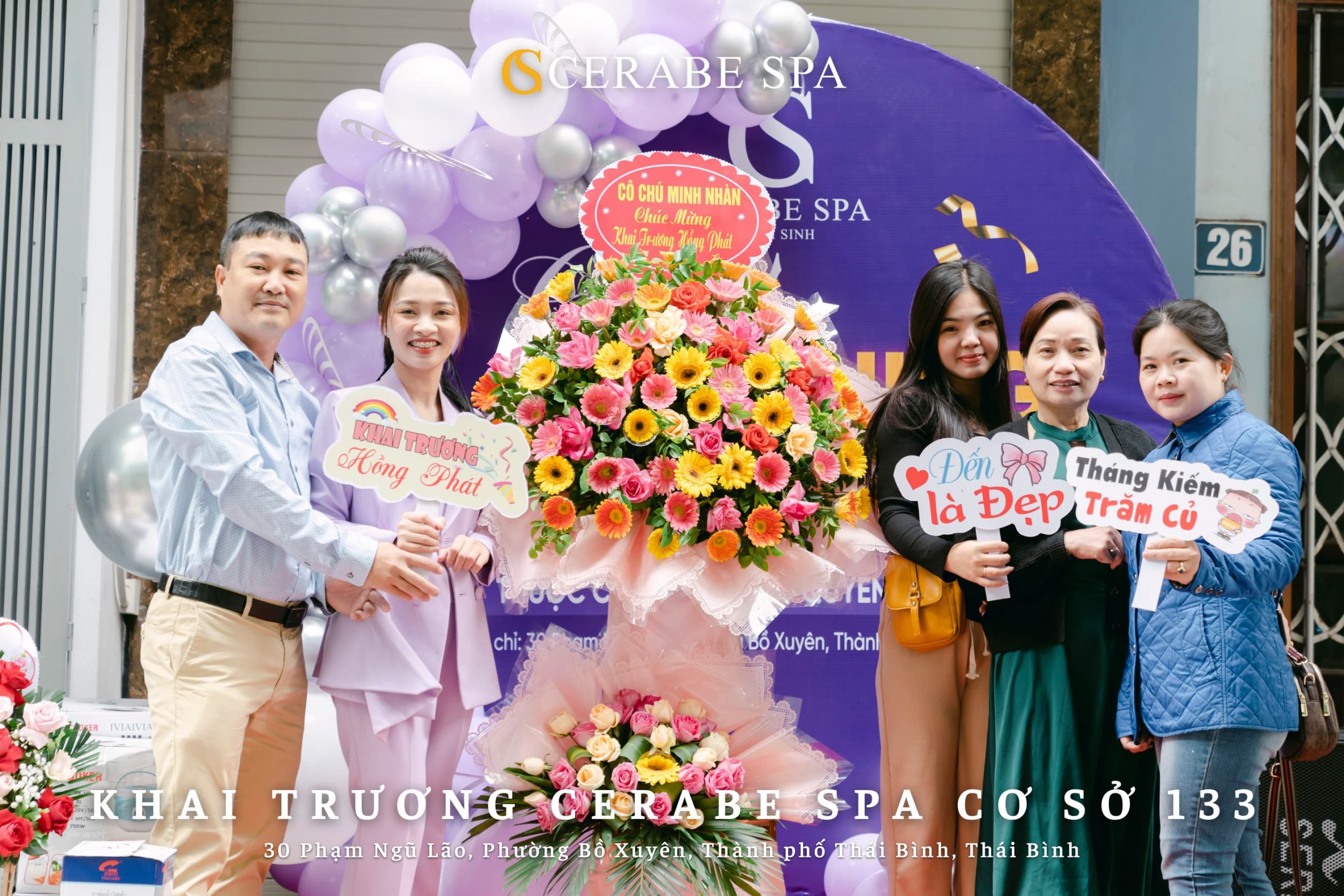 Rất nhiều lãng hoa và phần quà được gửi đến tân giám đốc Spa Mỹ Tho