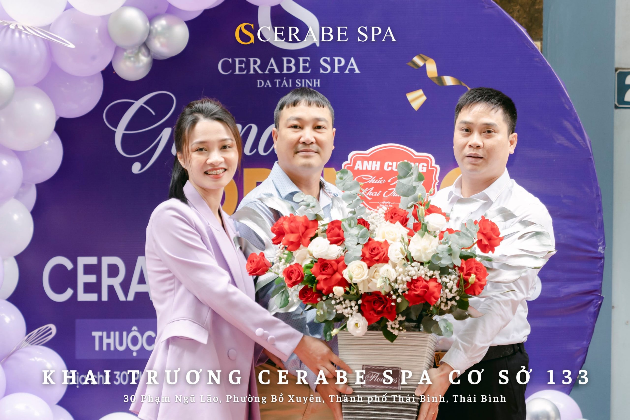 Rất nhiều lãng hoa và phần quà được gửi đến tân giám đốc Spa Mỹ Tho