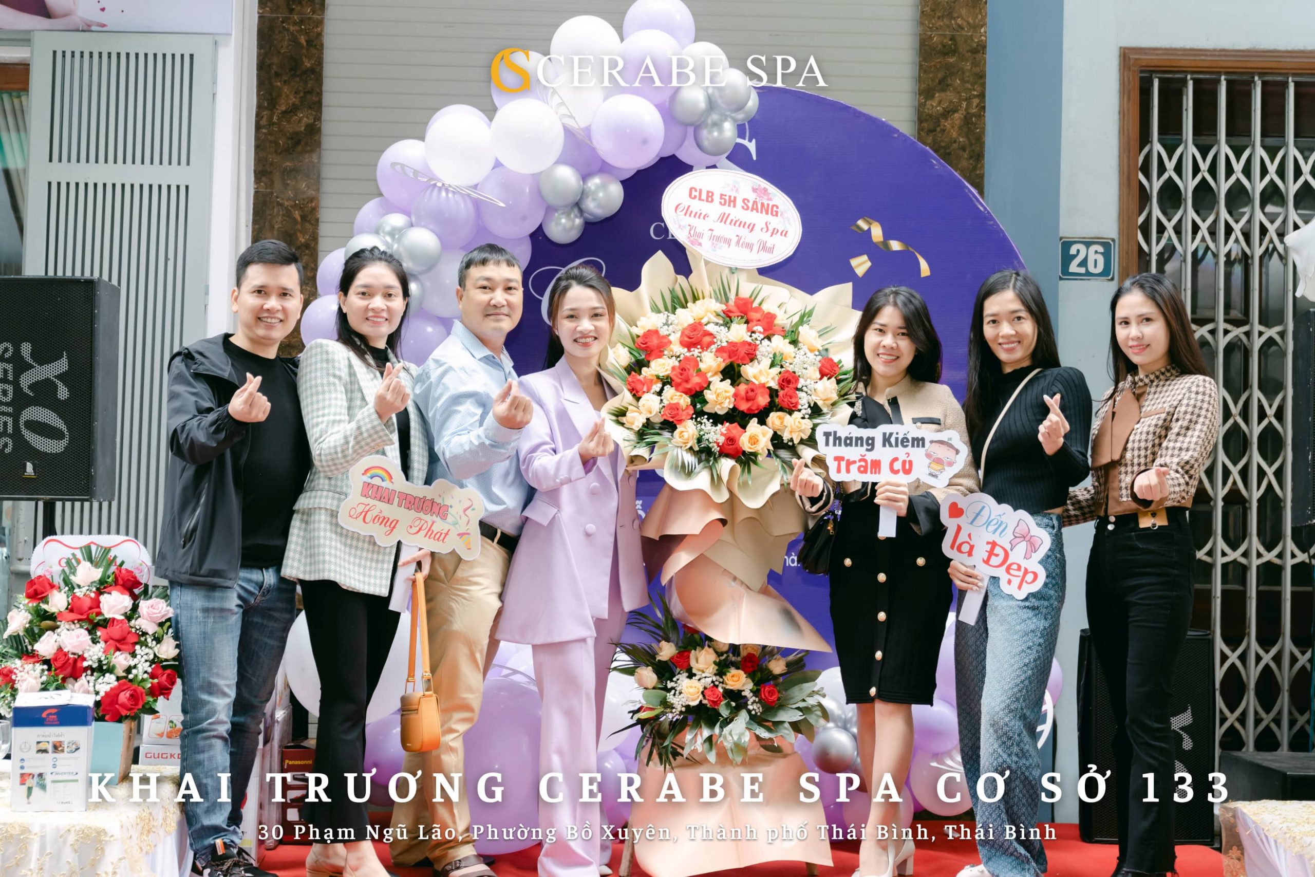 Rất nhiều lãng hoa và phần quà được gửi đến tân giám đốc Spa Mỹ Tho