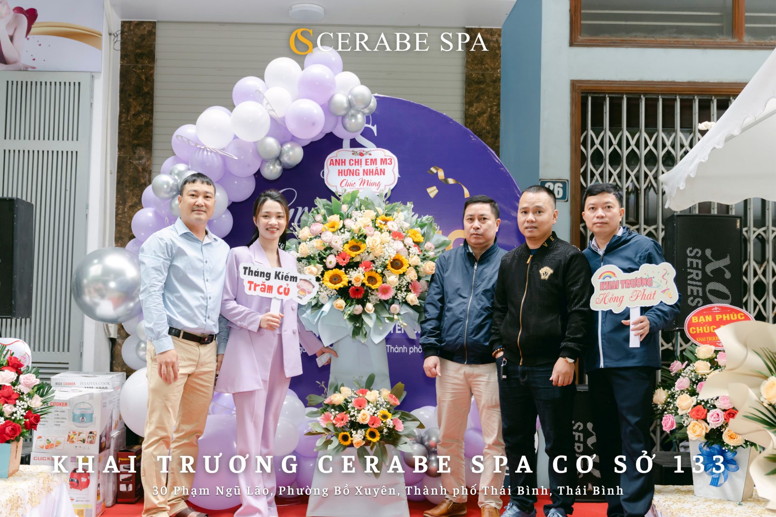 Rất nhiều lãng hoa và phần quà được gửi đến tân giám đốc Spa Mỹ Tho