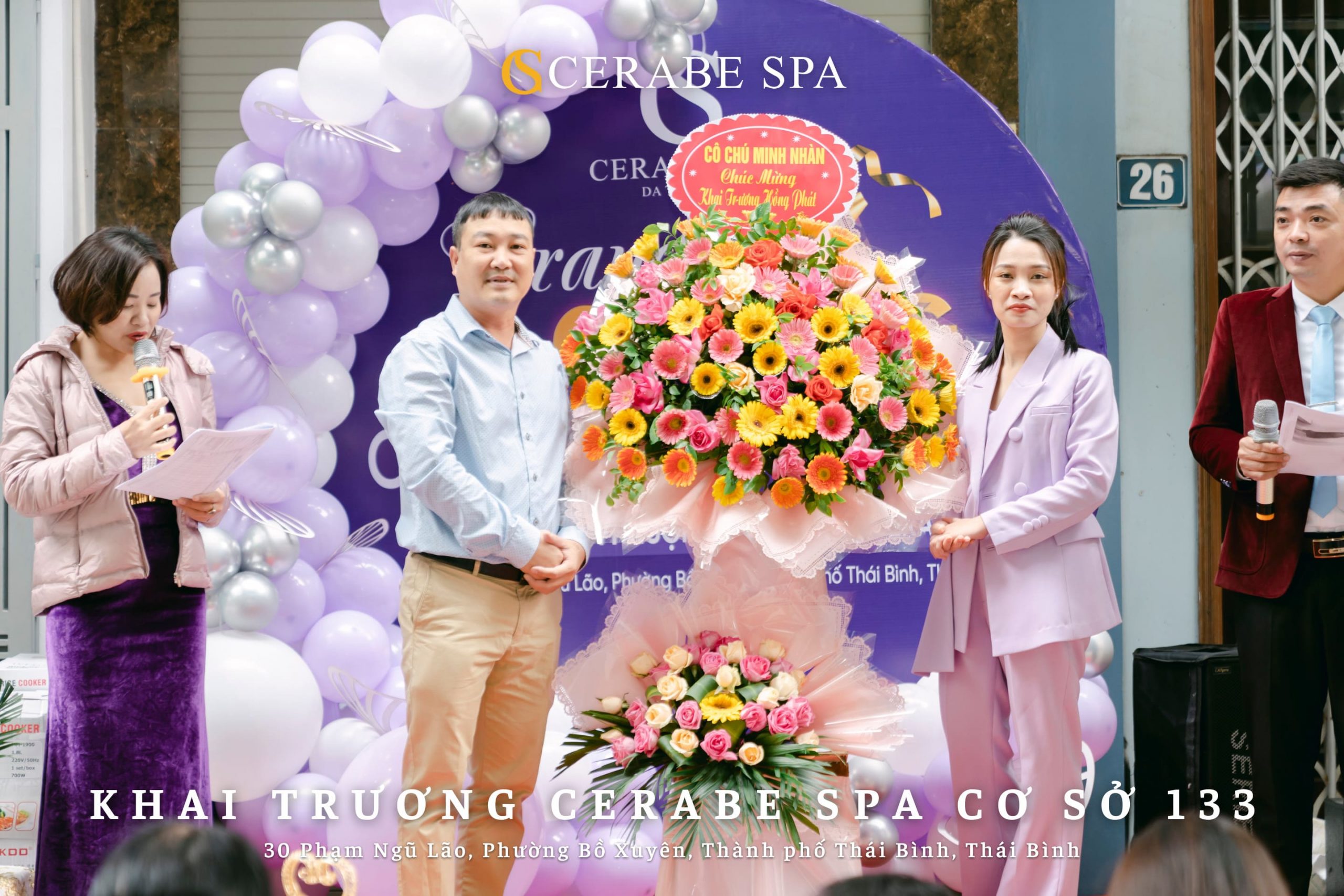 Rất nhiều lãng hoa và phần quà được gửi đến tân giám đốc Spa Mỹ Tho