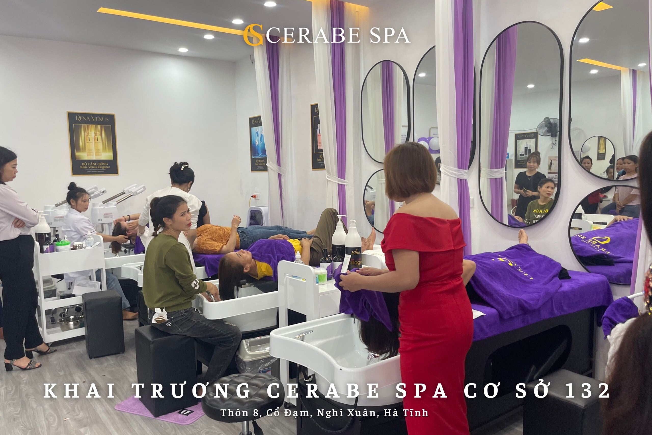 Khách hàng rất đông chờ để được các chuyên gia chăm sóc sắc đẹp