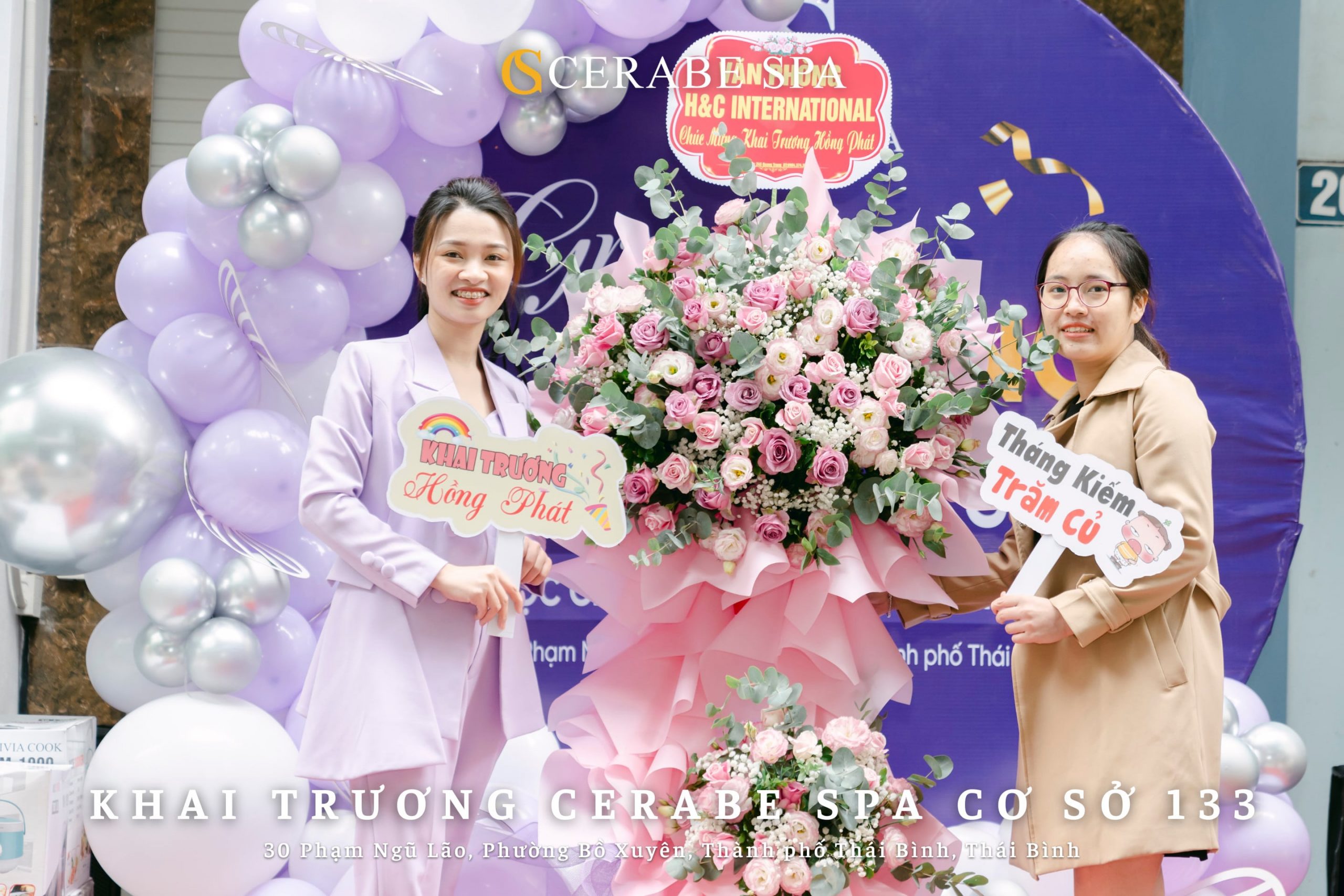 Rất nhiều lãng hoa và phần quà được gửi đến tân giám đốc Spa Mỹ Tho