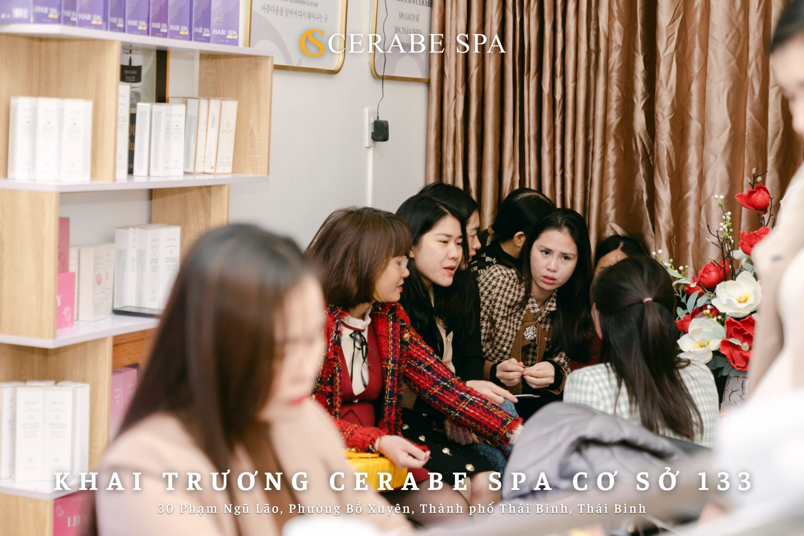 Khách hàng rất đông ngồi chờ để được thăm khám, soi da miễn phí