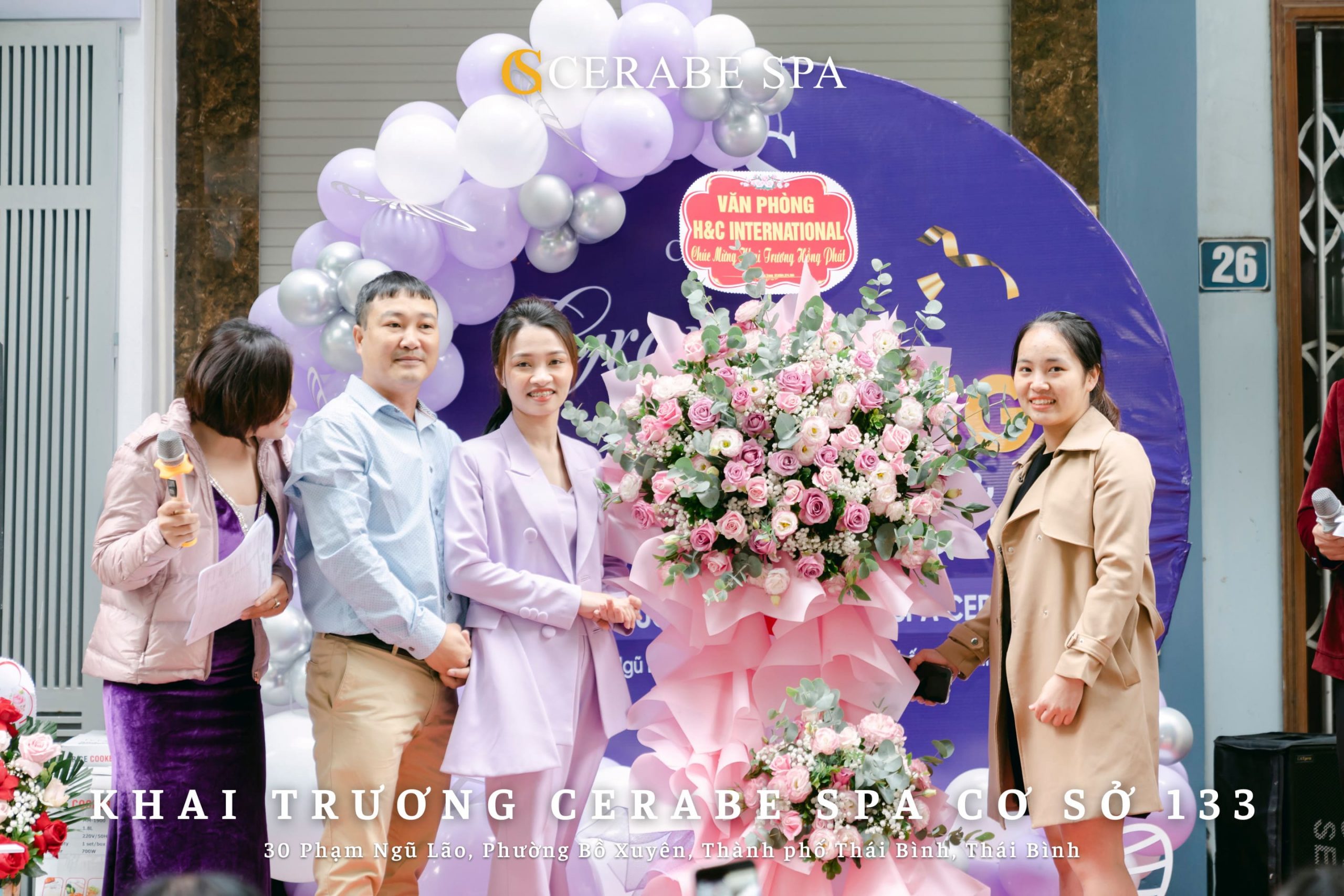 Rất nhiều lãng hoa và phần quà được gửi đến tân giám đốc Spa Mỹ Tho