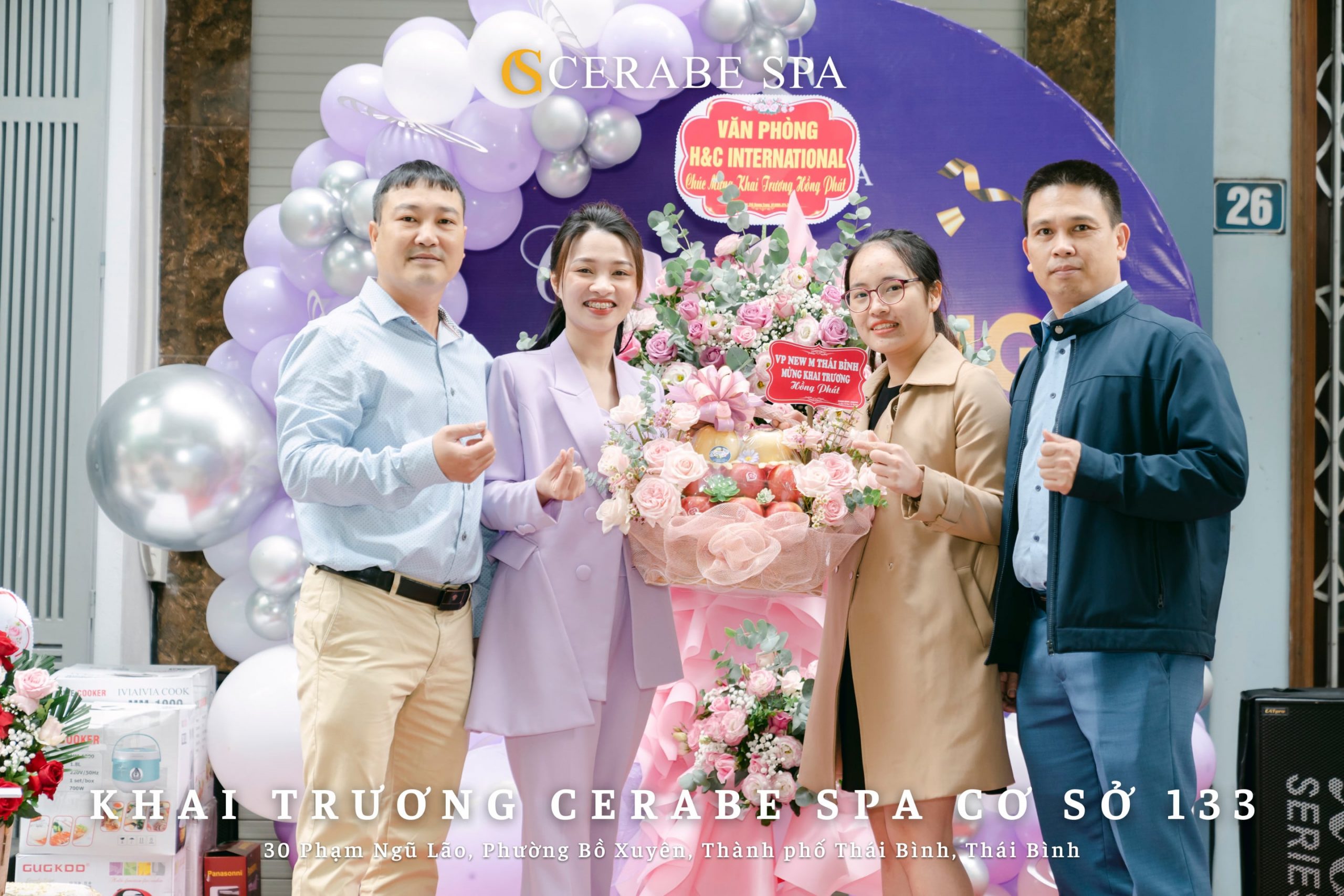 Rất nhiều lãng hoa và phần quà được gửi đến tân giám đốc Spa Mỹ Tho