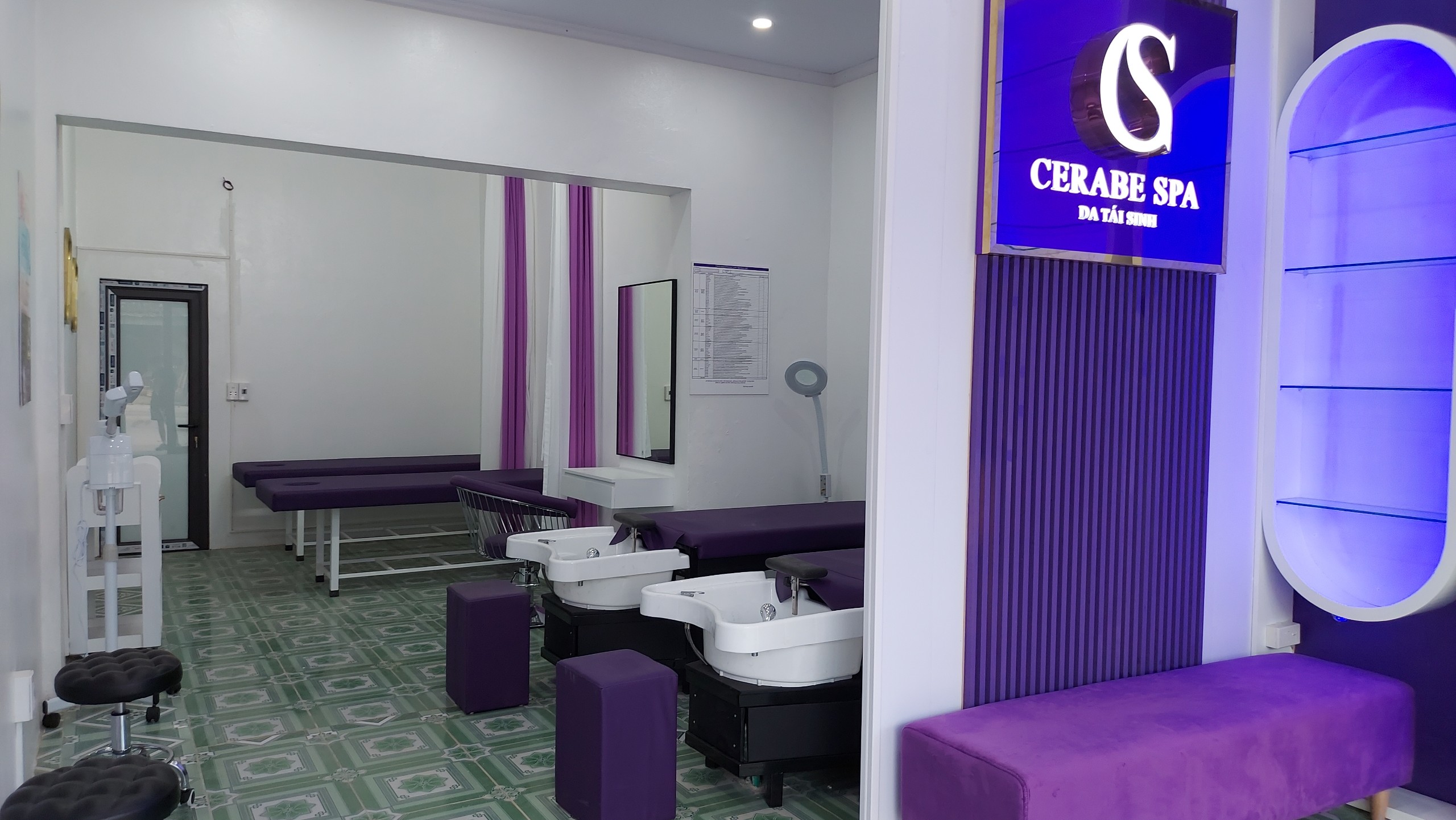 Thiết kế Cerabe Spa hiện đại, tông màu chủ đạo tím trắng tinh tế