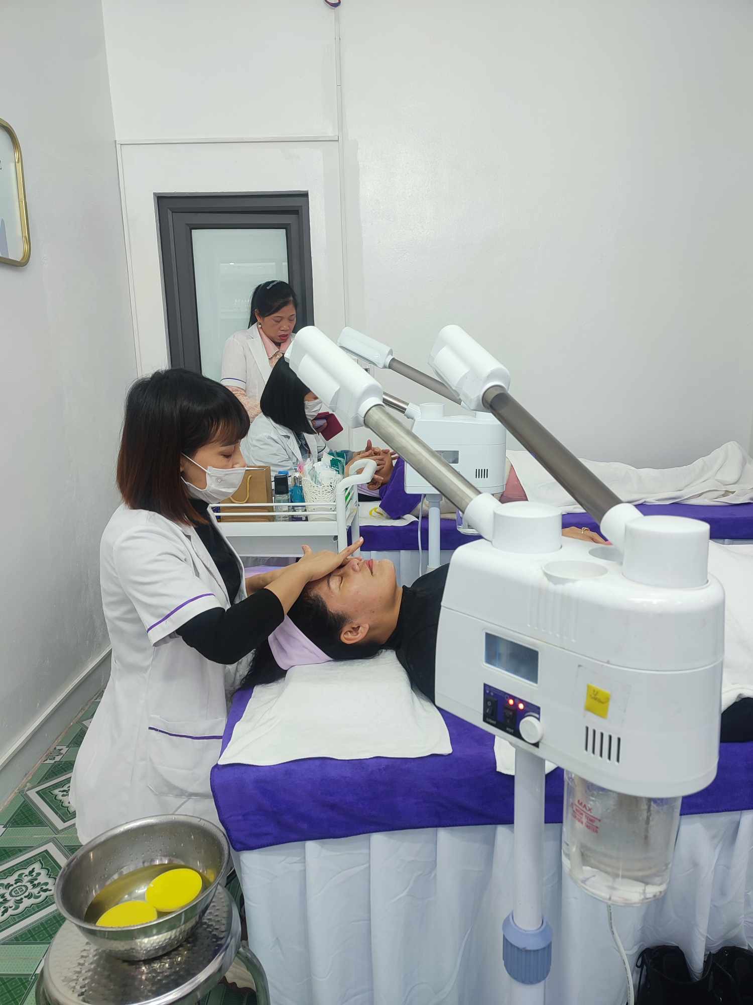 Khách hàng trải nghiệm những sản phẩm và dịch vụ chăm sóc da tuyệt vời của Cerabe Spa