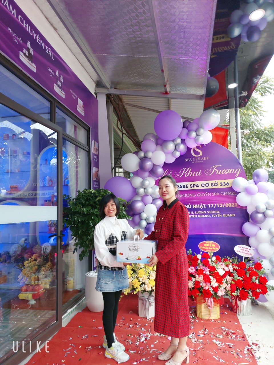 Những bó hoa, lời chúc gửi đến Giám đốc Spa Cerabe Nguyễn Yến xinh đẹp