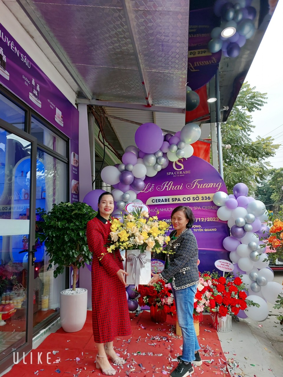 Những bó hoa, lời chúc gửi đến Giám đốc Spa Cerabe Nguyễn Yến xinh đẹp