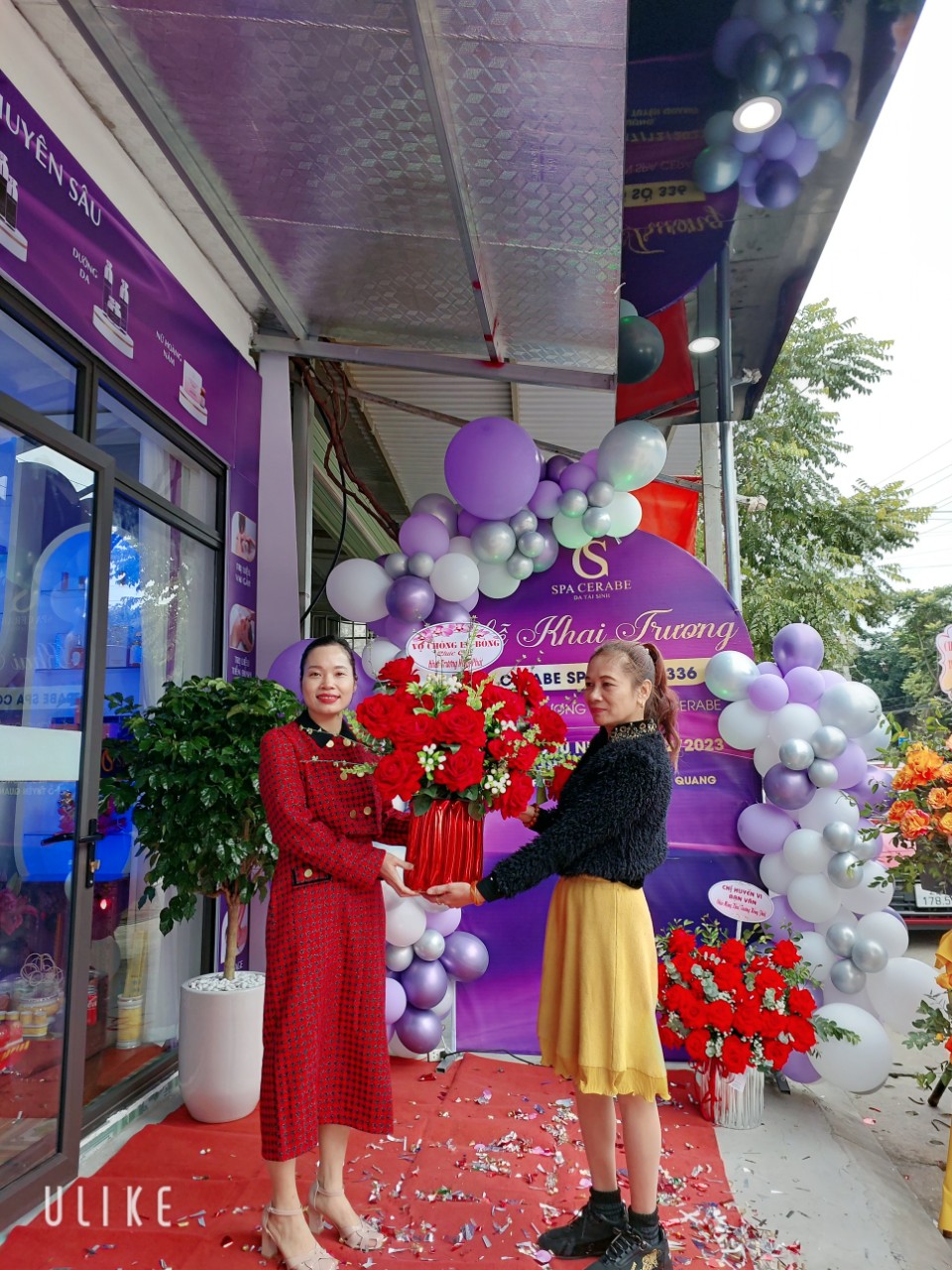 Những bó hoa, lời chúc gửi đến Giám đốc Spa Cerabe Nguyễn Yến xinh đẹp