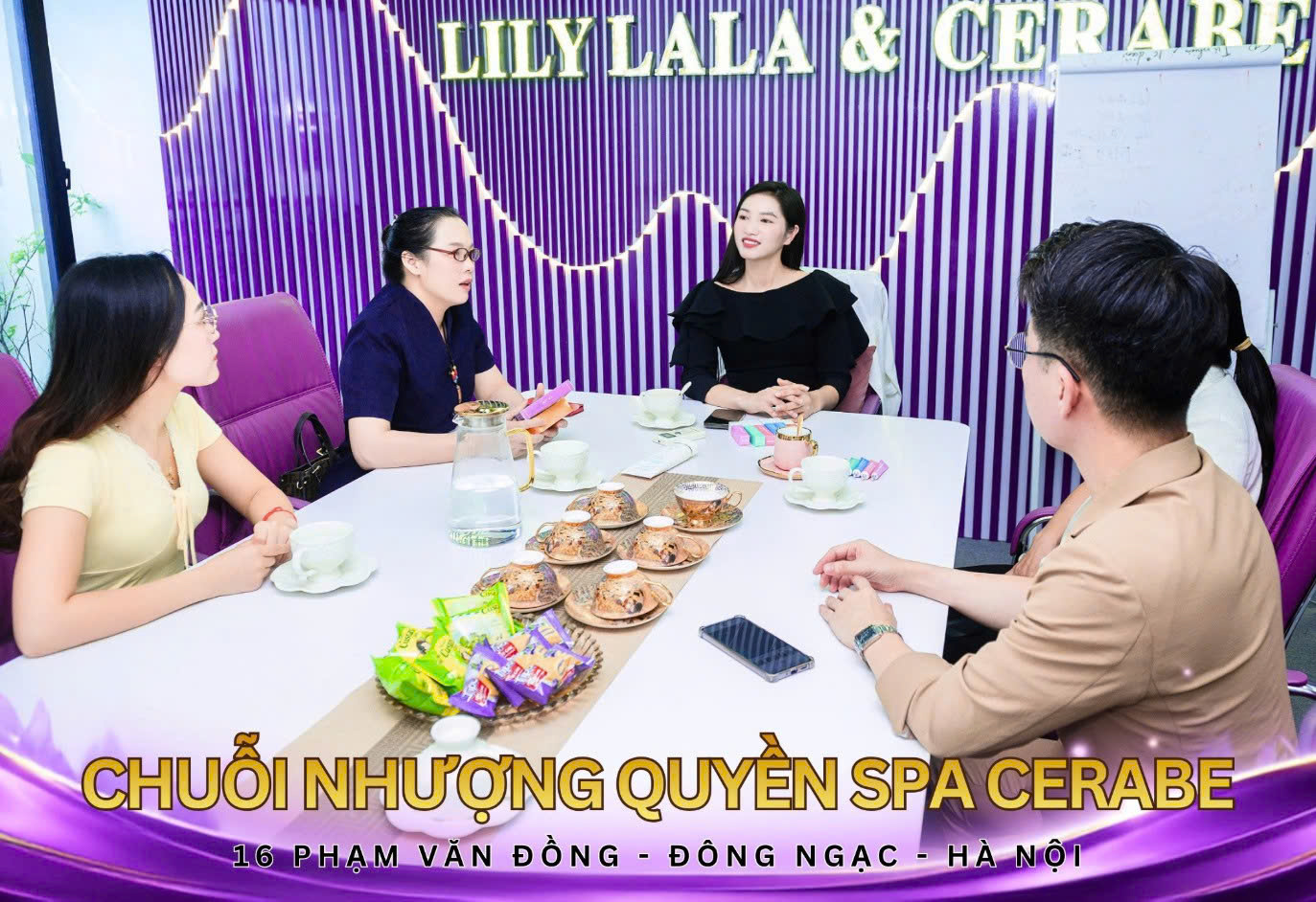 Khách hàng đến Cerabe & Lily Lala tìm hiểu sản phẩm và chính sách hợp tác